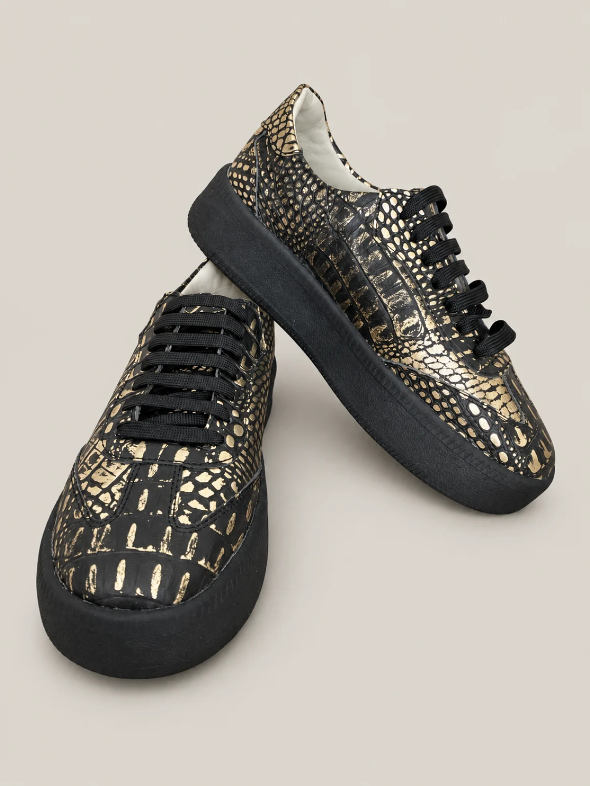 Zapatillas negras con acabado dorado Negro y dorado
