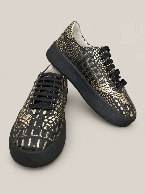 Zapatillas negras con acabado dorado color Negro y dorado en Arequipa